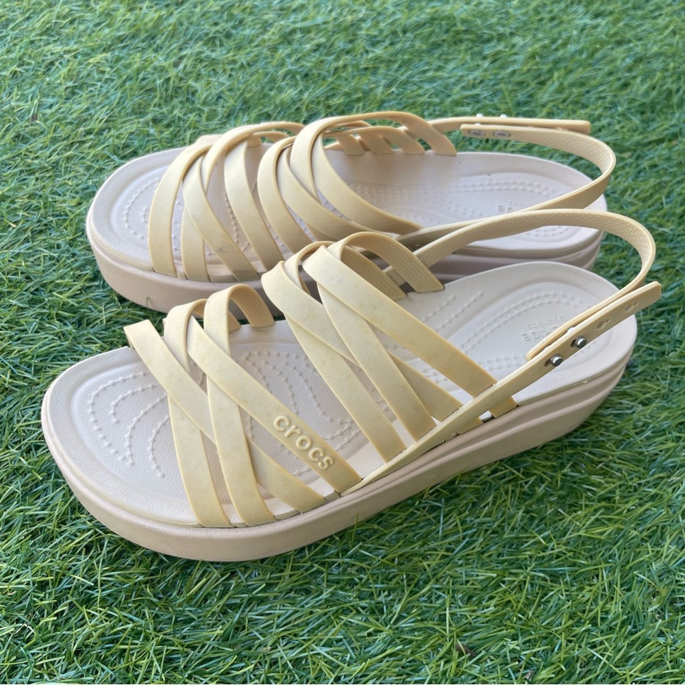 CROCS LiteRideWomen's Cream Strappy Sandals